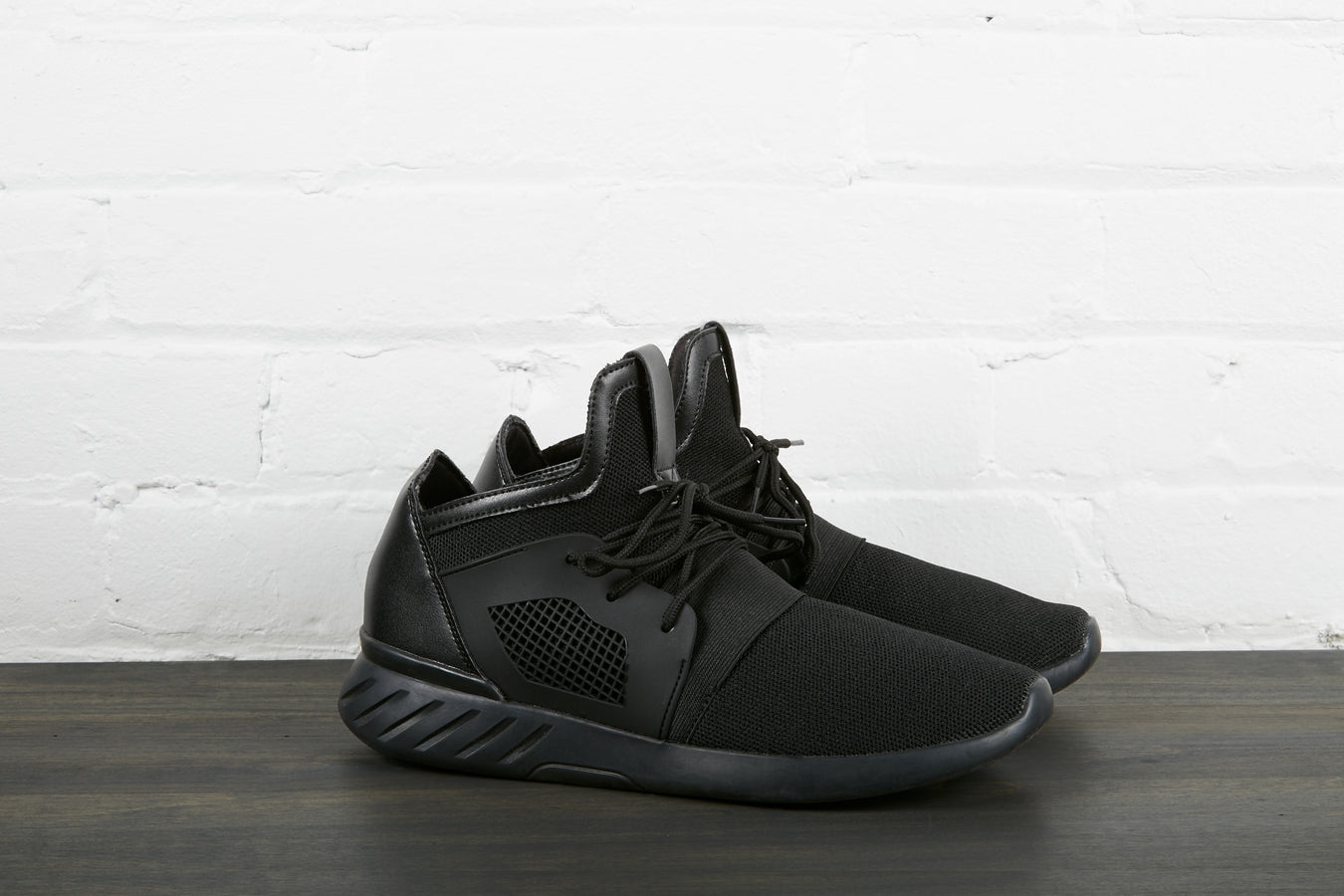 Sports shoes