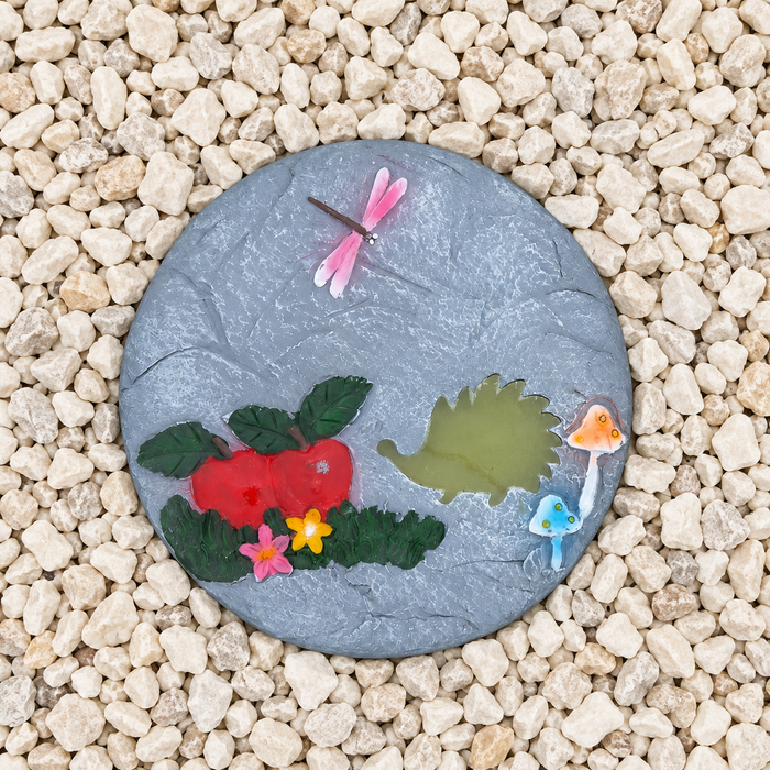 Round decorative garden stepping tile on pale gravel